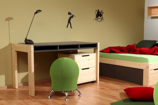 Psací stůl Togo Gray (Gazel), smrk/MDF, 140 x 70 x 72 cm, cena 7 210 Kč, kontejner Togo, 51 x 50 x 55 cm, cena 4 100 Kč, www.gazel.cz