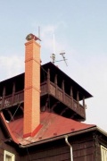 Jednoprůduchový komín postavený z lícovaných cihel Tondach. Výška komínu 6,6 m, průduch 30 x 45 cm (Stavby Complet)