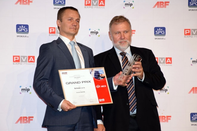 Přebírání ocěnění Grand Prix za nejlepší výrobek (Zdroj: Schiedel)