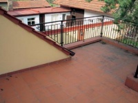 Původní vydlážděná terasa se změnila v malebnou zahrádku