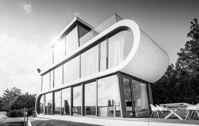 Dojem prostoru, který do sebe vtahuje okolní přírodu. Přirozenost v harmonii s futuristickými formami. Flexhouse u Curyšského jezera fascinuje svými protiklady. Je jako hnízdo, do kterého má člověk chuť se schoulit. A přitom nic není ponecháno náhodě. (Zdroj: PREFA)