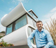 Kdo jednou vstoupil do Flexhousu, přišel, aby tu zůstal. Jako Stefan Camenzind – architekt a obyvatel neobvyklého domu u Curyšského jezera. (Zdroj: PREFA)