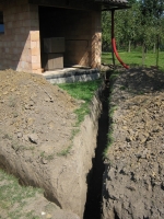 Kolem domu si vše vykopal manžel sám vypůjčeným bagříkem a nebo ručně, tam kde by se stroj nedostal.
