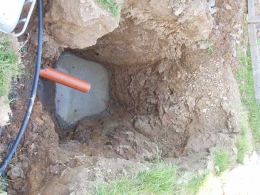 Viktor se pustil do pokládání potrubí pro vodu a kanalizaci a kopání jámy pro jímku