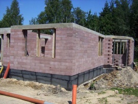 Kolem domu se již dokončila kanalizace a drenáže