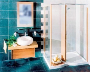 Sprchový box J. Tower walk in (120 x 90 cm) od firmy Jacuzzi je vybaven sloupem s posuvnou nastavitelnou sprchou, čtyřmi hydromasážními střiky, zkušební hubicí na smíšenou vodu a termostatickou směšovací baterií. Bezpečnostní sklo je ošetřeno metodou crystal clear. Celková cena včetně vaničky 138 916 Kč (KOUPELNY PTÁČEK)