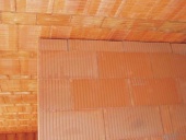 Napojení příčky z termoizolačních cihel Porotherm 11,5 P+D na strop (Wienerberger)