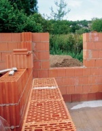 Termoizolační cihly Porotherm 24 P+D spojené na pero a drážku a navázané na obvodové zdivo (Wienerberger)