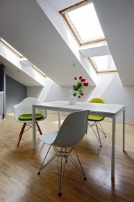 Židle z kolekce Eames Plastic Side Chair byla původně vyráběna z laminátové skořepiny, v současnosti je z ekologického polypropylenu, a přestože je jí více než 50 let, vypadá pořád velmi dobře