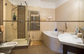 V bytě o rozloze 112 m² je jen jedna koupelna, proto je v ní umístěna vana i sprchový kout