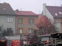 Na severní straně obrácené do ulice jsou vstupní dveře, jedno větší okno a větší počet nevhodně umístěných malých okének. Celek působí disharmonicky. Na jižní stranu, do zahrady, je dům o podlaží vyšší