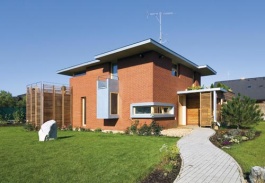 Atypické proporce a rozmístění oken dodávají stavbě dynamiku. Přesahující betonová stropní deska poskytuje stín ložnicím a vyvažuje geometrické kontrasty fasád