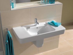 Umyvadlo Renova (šířka 80 cm) s odkládací plochou stojí 8 452 Kč, SANITEC