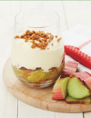 Rebarborový kompot s mascarpone a sušenkami Lotus Biscoff