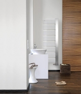 Zehnder Yucca Plus s panelem, který zakrývá svislé sběrné trubky, 1 828 x 582 mm, připojení na teplovodní vytápění nebo kombinovaný provoz, provedení bílé v kombinaci s krycím panelem z  nerezové oceli, cena (bez DPH) 40 311 Kč