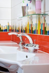 K umyvadlu vybrali rodiče termostatické baterie, u nichž lze bezpečně nastavit požadovanou stabilní teplotu