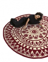 Ručně vázaný koberec Rangoli (Nanimarquina), 100% vlna z Nového Zélandu, průměr 125 cm, cena 16 950 Kč, AMBER INTERIER