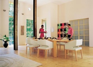 Rozkládací jídelní stůl (Rolf Benz), 160 x 98 až 220 x 98 cm, deska 22 mm, javor nebo kouřové sklo s MDF, nebo MDF deska, nohy masivní javor, cena od 80 640 Kč, ROLF BENZ STUDIO
