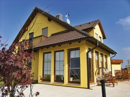 Nejvýraznější částí domu je rohová zimní zahrada