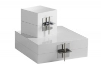 Krabice Reve d´edo (Ligne Roset), lesklý bílý lak, hliník, 15 x 15 x 15 cm, 32 x 32 x 11 cm (v kolekci jsou také rozměry 21 x 21 x 22 a 45 x 34 x 38 cm), cena od 3 580 kč, LIGNE ROSET