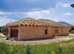 Moderní zdící materiály sice disponují spoustou předností, vyžadují však precizní řemeslnou práci. Zažité 