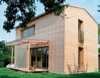 Majitelé jednoduchého dvoupodlažního domku si při řešení zahrady nechali poradit od zahradního architekta
