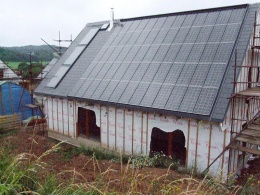Konstrukční základ koberovských domů tvoří jednoduchý dřevěný skelet. Dům, jehož podstatnou část střechy pokrývají fotovoltaické panely, bude sloužit jako předváděcí centrum: vážným zájemcům nabídne i krátkodobý pobyt na zkušenou. Bude zajímavé sledovat, zda použité výkonější monokrystalické panely integrované do střechy budou při výrobě elektřiny podávat srovnatelný výkon s běžnými polykrystalickými panely instalovanými nad úrovní střešní krytiny (fotovoltaice totiž k vyššímu výkonu dopomáhá právě odvětrávání)
