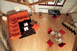 Z galerie je obytný prostor jako na dlani: rohová sedací souprava Togo, cena od 137 940 Kč, kávový stolek Opium, 11 210 Kč, koberec Flora 46 920 Kč, stojací lampa Mama 19 520 Kč, pracovní stůl 100% design 19 520 Kč, židle Calin, cena od 11 210 Kč, pracovní lampa Draad 18 380 Kč, jídelní stůl Graphos 63 820 Kč, jídelní židle Sala, cena od 10 500 Kč, LIGNE ROSET