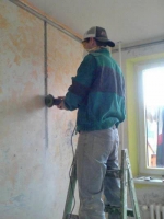 Rosťa s elektrikáři sepsal seznam věcí pro novou elektroinstalaci a pustil se do řezání drážek na elektřinu