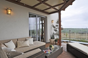 Letním útočištěm pro celou rodinu je prostorná terasa vybavená nábytkem v elegantním designu