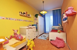 Dětský pokoj je vybaven jednoduše a účelně světlým nábytkem. Veškeré vybavení pochází z centra Babypark