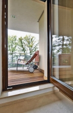 Balkon rodičovské ložnice lemuje perforované kovové zábradlí, které neomezuje pěkný výhled. Díky správně dimenzované hloubce se sem pohodlně vejde i lehátko či stolek s křesílky