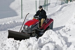 Odklízení závějí riderem CastelGarden XG140 s radlicovým adaptérem. Úhel radlice nastavuje řidič jednoduše pomocí dlouhé páky. Cena radlicového adaptéru činí 7 540 Kč