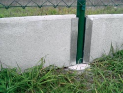 Někdy se drátěné ploty opatřují vespod betonovými podhrabovými deskami (Wire Metal)