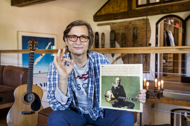 Rudy Linka (58) patří k deseti nejlepším jazzovým kytaristům na světě. Z New Yorku si přestěhoval oblíbené ,vinyly‘, kytary a knihy. Na Šumavě se zrodila také myšlenka na založení festivalu (Bohemia Jazz Fest)