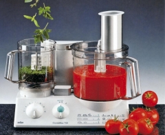 Dvouhřídelový Braun CombiMax K750 umožňuje plynule volit otáčky nástavců od 350 až do extrémních 10 000 ot/min. Cena: 4 760 Kč