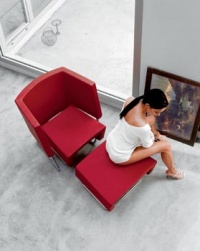 Křeslo Ron-Aldoup (Bonaldo, design Ron Arad), 78 x 70 x 64 cm, chromovaná konstrukce v kombinaci s čalouněním, cena od 34 900 Kč, LIVING SPACE