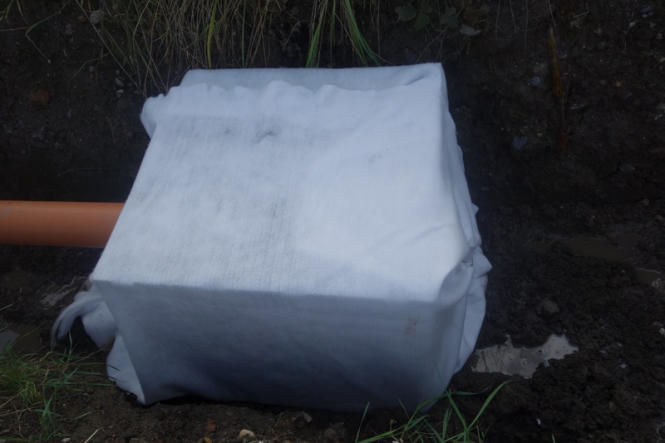 Bloky zabalte do geotextilie s překrytím min. 30 cm, u větších galerií min. 50 cm. Bloky zabalte do geotextilie s překrytím min. 30 cm, u větších galerií min. 50 cm.
