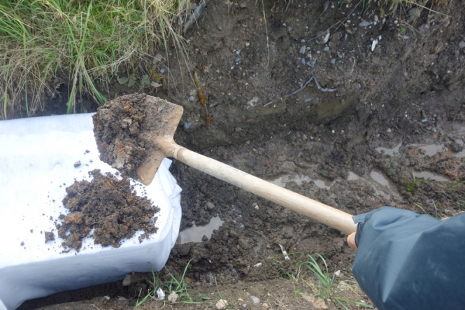 Jámu zasypejte původní zeminou hutněnou po vrstvách. Překrytí bloků zeminou je pro běžnou chůzi minimálně 20 cm, pro pojezd aut 60-80 cm a nákladních aut 1 m. Jámu zasypejte původní zeminou hutněnou po vrstvách. Překrytí bloků zeminou je pro běžnou chůzi minimálně 20 cm, pro pojezd aut 60-80 cm a nákladních aut 1 m.