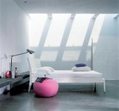 Oválné pufy Hollywood (Bonaldo, design G. Caroll), vyrábějí se v průměru 65 cm a výšce 45 cm nebo 85 cm x 36 cm, v barvě červené, zelené, bordó, antracitové, tmavě modré a černé, cena menšího 12 600 Kč, většího 14 700 Kč, LIVING SPACE