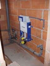 Rozvody vody a kanalizace nechal Viktor instalatérům