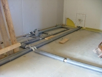 Instalatéři přizpůsobili přívod vody a odpady zvolenému typu záchodu