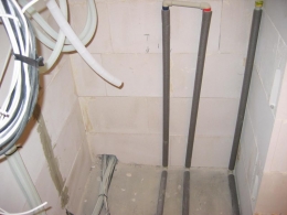 Stavba Jendova domu pokračovala rozvedením elektrických kabelů a vodovodního potrubí