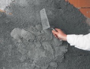 Většinu vnitřních omítek lze nanášet na podklad strojně i ručně. Některé jsou však určeny jen pro jeden druh nanášení. Především minerální omítky, zvlášť pak štukové, se obvykle aplikují ručně (Baumit)