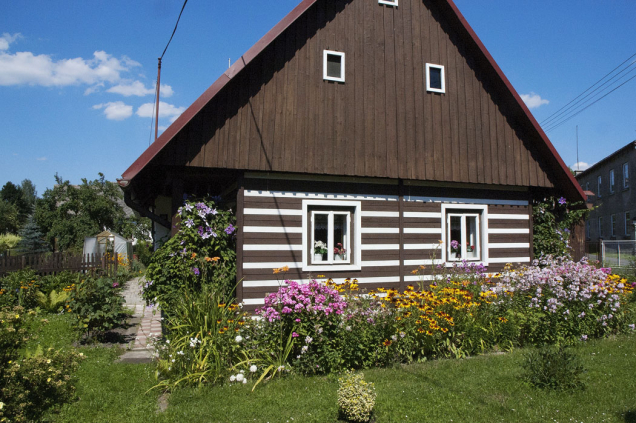 Zahrady u starých domů často mívají kouzlo dob, kdy se žilo pomaleji a vnímavěji. Stromy už hodně pamatují a jejich stín v létě krásně chladí, ploty a zídky mají okouzlující patinu a odpočívá se tu úplně jinak než v zahradách nedávno založených. Zahrady i parky získávají věkem cenu i atmosféru, kterou lze umocnit nebo naopak narušit dalšími výsadbami. 