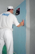 Knauf má bohatou nabídku omítek s různou zrnitostí, jejichž složení je speciálně vyvinuto pro daný druh struktury. Na obrázku vytváření rýhované struktury