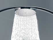 Horní sprcha Raindance Air (sprchový systém ShowerArc), průměr 180 mm, 105 otvorů pro vodní paprsky. Je k dostání i jako samostatný výrobek. Se sprchovým ramenem v provedení chrom stojí 9 585 Kč, pro upevnění na strop 8 700 Kč (ceny jsou bez DPH), HANSGROHE