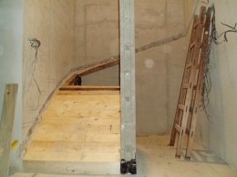 Schodiště bude betonové, obložené dřevem