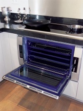 Pod širokou indukční deskou CK494-115 (GAGGENAU), cena 65 990 Kč, je zabudovaná pečicí trouba EB 385-110 (GAGGENAU), cena 143 000 Kč, pod kterou je prostorná úložná zásuvka
