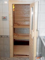 IDEAL sauna ze skandinávského severského smrku vyniká hladkostí, barevností, zdravými suky a voní severským lesem
